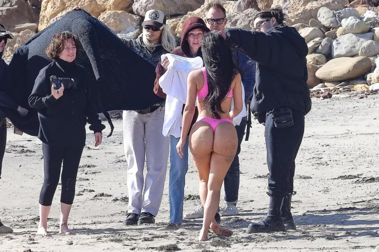 Osvanula slavna guza Kim Kardashian snimljena na plaži - bez filtera i fotošopa! Razvila se žešća debata...