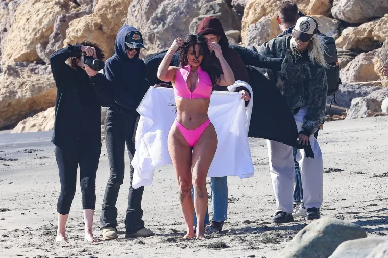 Osvanula slavna guza Kim Kardashian snimljena na plaži - bez filtera i fotošopa! Razvila se žešća debata...