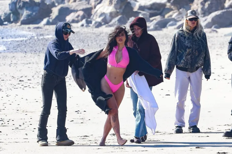 Osvanula slavna guza Kim Kardashian snimljena na plaži - bez filtera i fotošopa! Razvila se žešća debata...