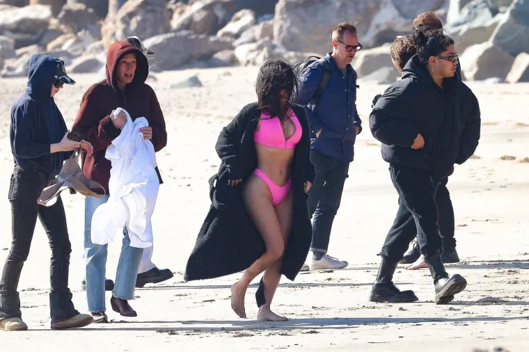 Osvanula slavna guza Kim Kardashian snimljena na plaži - bez filtera i fotošopa! Razvila se žešća debata...