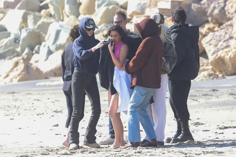 Osvanula slavna guza Kim Kardashian snimljena na plaži - bez filtera i foto&scaron;opa! Razvila se že&scaron;ća debata...