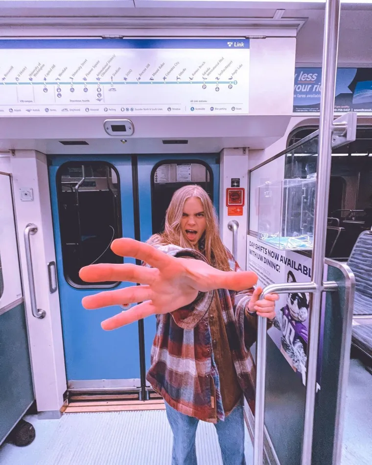 Iako izgleda kao pljunuta zvijezda Carnival Row-a, analitičarka podataka sa sjedištem u SAD-u ne voli da je fetišiziraju kao njezinu dvojnicu. &quot;Ja sam Cara Delevingne s većim sisama. Ja sam poput njezine američke sestre ili sestrične&quot;, rekla je.  “Ljudi mi stalno prilaze i govore mi da sličim na nju. &quot;Laska mi, ali iritira me kad pokušavam izlaziti.&quot;