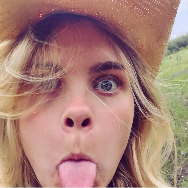 &Scaron;to se tiče obrva, 25-godi&scaron;njakinja je rekla da su 'prirodne' i da ih sređuje dva puta godi&scaron;nje.  Kad je bila mlađa, žena iz Dallasa otkrila je da ju je mama odgovorila od depilacije ili threadinga obrva.