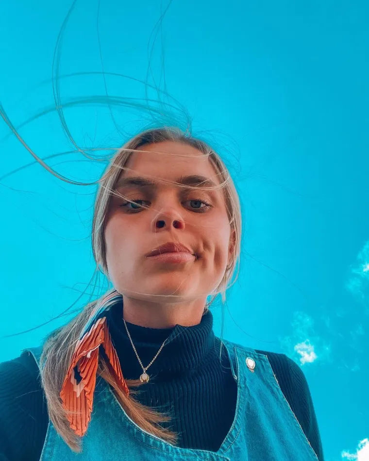 Iako izgleda potpuno poput britanske manekenke i glumca, Harrison je otkrila da nikada nije upoznala njezinu dvojnicu. "Bilo bi super upoznati Caru licem u lice", rekla je. Harrison je dodala: "Ovdje sam ako joj ikada zatreba kaskaderski model."