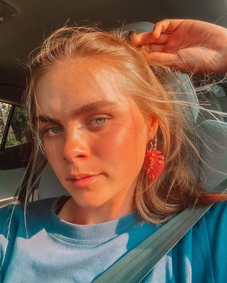 Dvojnica Care Delevigne kaže da je 'ista ona samo mlađa i s većim si*ama', ali i da joj to stvara velike probleme na spojevima