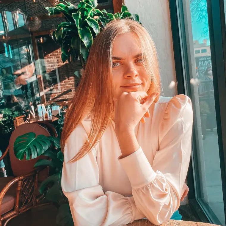 Dvojnica Care Delevigne kaže da je 'ista ona samo mlađa i s većim si*ama', ali i da joj to stvara velike probleme na spojevima