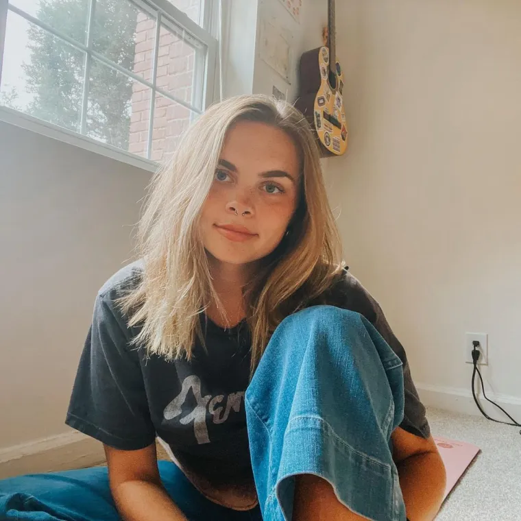 Dvojnica Care Delevigne kaže da je 'ista ona samo mlađa i s većim si*ama', ali i da joj to stvara velike probleme na spojevima