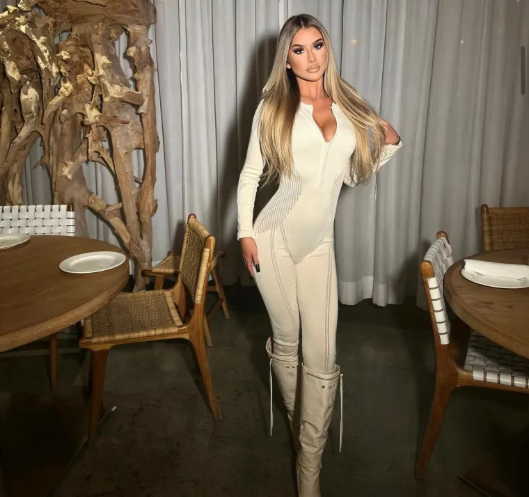 Utakmica je pala u drugi plan kada se pojavila ona, nitko nije gledao &scaron;to se događa na terenu, a ona je bacila oko na Mourinhovog klinca