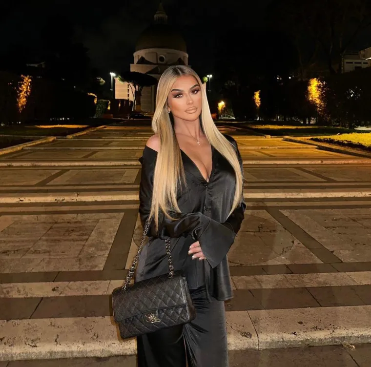 Utakmica je pala u drugi plan kada se pojavila ona, nitko nije gledao &scaron;to se događa na terenu, a ona je bacila oko na Mourinhovog klinca