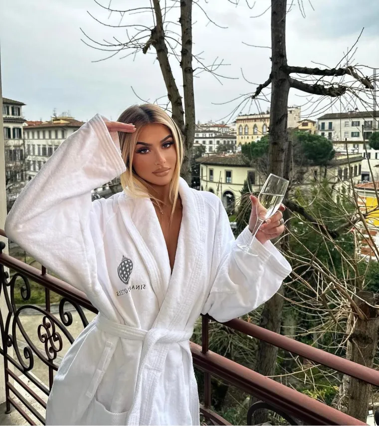 Utakmica je pala u drugi plan kada se pojavila ona, nitko nije gledao &scaron;to se događa na terenu, a ona je bacila oko na Mourinhovog klinca