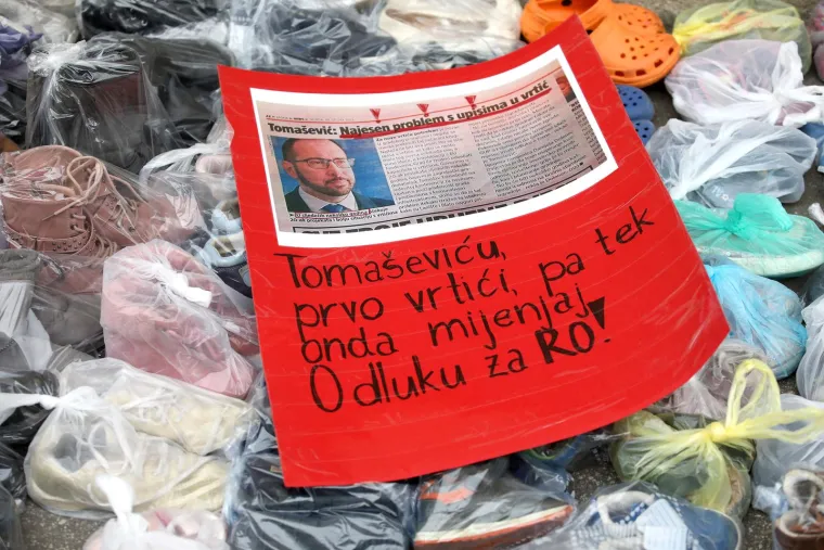 Stotine dječjih cipelica na Markovu trgu! Ljutiti roditelji Toma&scaron;eviću poslali znakovite poruke