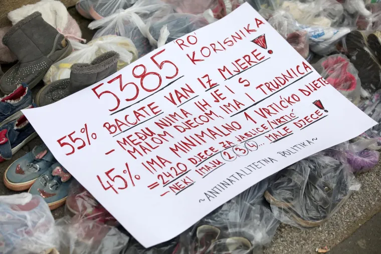 Stotine dječjih cipelica na Markovu trgu! Ljutiti roditelji Toma&scaron;eviću poslali znakovite poruke