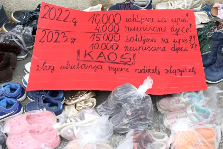 Stotine dječjih cipelica na Markovu trgu! Ljutiti roditelji Toma&scaron;eviću poslali znakovite poruke