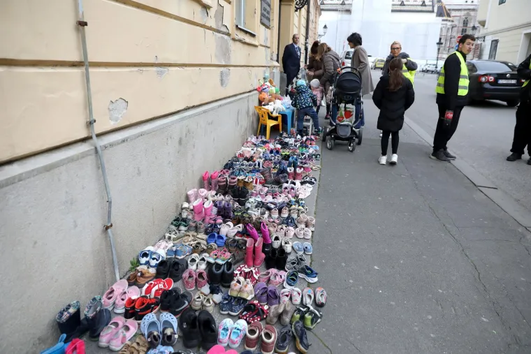 Stotine dječjih cipelica na Markovu trgu! Ljutiti roditelji Toma&scaron;eviću poslali znakovite poruke