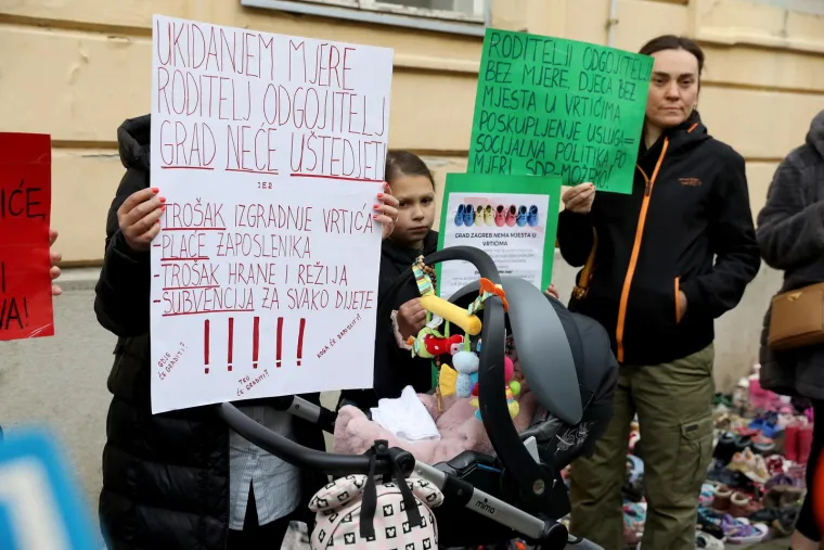 Stotine dječjih cipelica na Markovu trgu! Ljutiti roditelji Toma&scaron;eviću poslali znakovite poruke