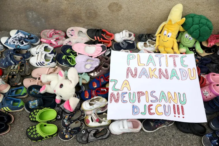 Stotine dječjih cipelica na Markovu trgu! Ljutiti roditelji Toma&scaron;eviću poslali znakovite poruke