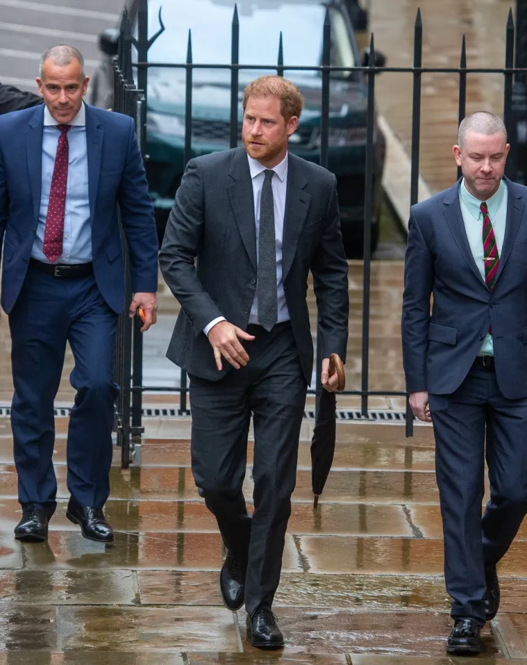 "Oti&scaron;la sam u bar i odjednom su svi ti ljudi počeli ulaziti, izgledali su poput obavje&scaron;tajaca", objasnila je u podcastu I've Got News For You.