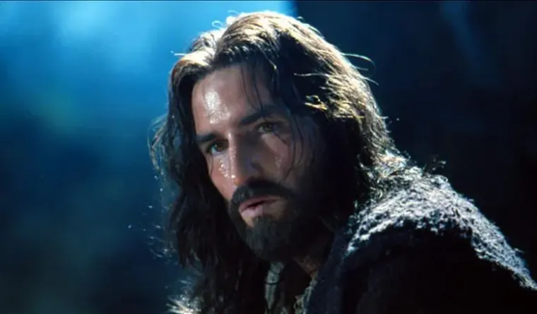 9. Pasija - Film govori o posljednjih 12 sati života Isusa Krista, koji je M. Gibson pripremao gotovo 12 godina vođen unutarnjim preispitivanjem i vlastitom vjerom. Dijelom zasnovan na Evanđeljima po Mateju, Marku, Luki i Ivanu, a dijelom na viđenjima dviju redovnica mističarki, sv. Anne Catherine Emmerich i Marije iz Agreda, film je vizualno šokantan prikaz najdramatičnijih trenutaka Isusova ovozemaljskog života od uhićenja u Getsemanskom vrtu do uskrsnuća nakon razapinjanja na Golgoti uz efektne flashbackove posvećene najvažnijim događajima iz Isusova poslanja.

