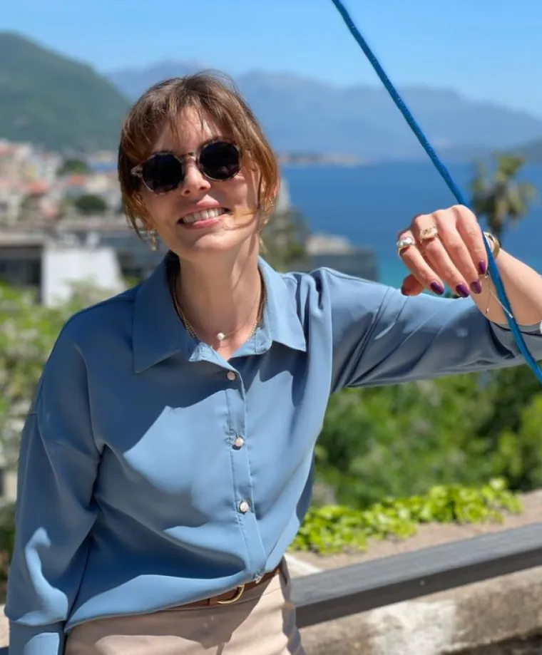 &apos;Jako smo vezani za Hrvatsku i svako ljeto smo u vašem primorju. Godinama ljetujemo na Pelješcu i Korčuli, a zaručili smo se u Brocama kod Stona. Petar ondje ima zemljište na kojem kampiramo gotovo svake godine. Obišli smo cijelo primorje, bili smo na Visu, Hvaru, u Splitu. Imam jako dobre obiteljske prijatelje Miljaniće u Rijeci&apos;, rekla je glumica za Večernji.hr.

