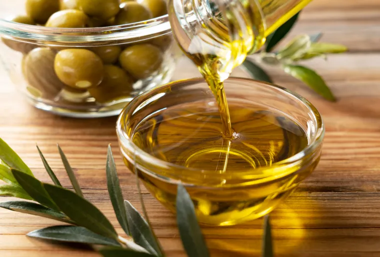 Istraživanje objavljeno u Journal of Agricultural and Food Chemistry, znanstvenom časopisu Američkog kemijskog društva, pod nazivom “Praćenje karakteristika kvalitete i stabilnosti te sastava masnih kiselina rafiniranih maslinovih ulja i ulja od sjemenki tijekom ponovljenog prženja u tavi i dubokom prženju”, analiziralo je ponašanje različitih ulja i uočilo kako je maslinovo ono koje je najbolje za ovu vrstu kuhanja.