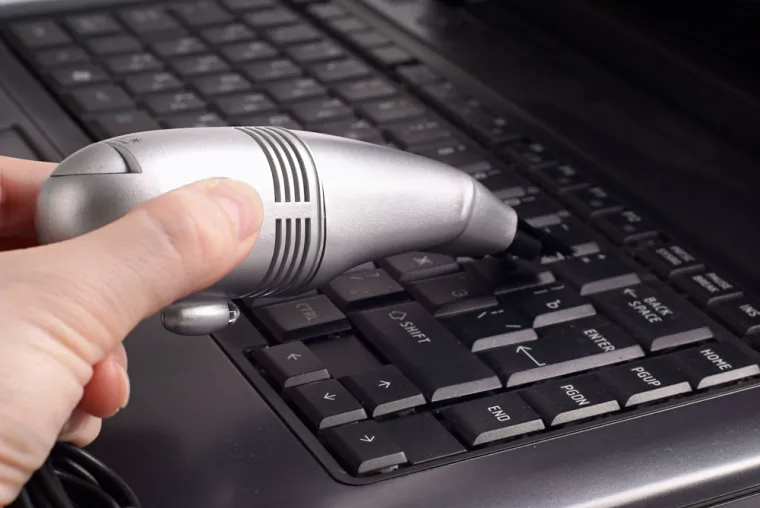 4. Usisivači za tipkovnice: USB usisavač je sigurna alternativa konvencionalnom usisavaču za čišćenje vaše tipkovnice od prljavštine. Ako nekome poklonite ovaj uređaj, ta će osoba sigurno cijeniti vašu kreativnost, ali teško da će ga često koristiti. Prvo, ne čistimo naše tipkovnice svaki dan, a drugo, postoje pristupačnije alternative, poput jednostavnog puhala ili običnih maramica.