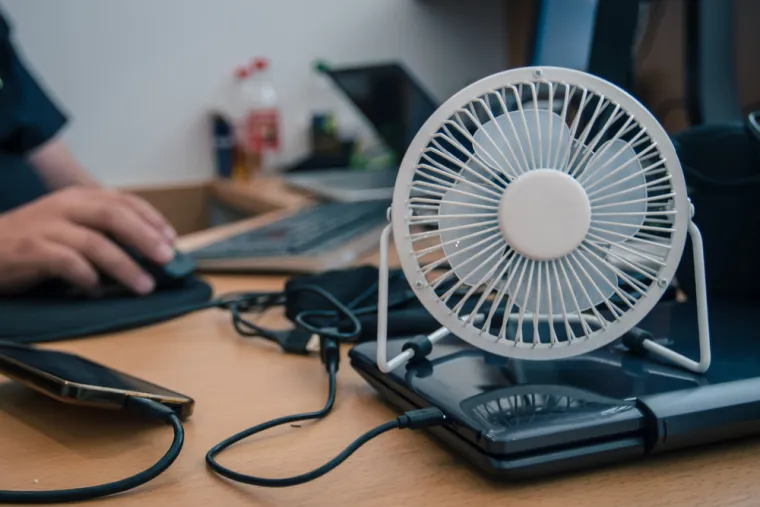 7. USB ventilatori: Suprotno glasinama, USB ventilatori ne mogu oštetiti vaše računalo ako se pravilno koriste. Međutim, neki su korisnici primijetili da nisu tako učinkoviti kao što mislimo jer su neki od njih premali i mogu se pokvariti nakon 3-4 dana korištenja. Tijekom vrućih dana sigurnije je koristiti snažniji ventilator ili isprobati druge metode hlađenja, poput pijenja hladne vode.
