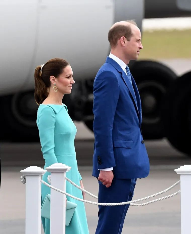 Vojvoda i vojvotkinja od Walesa znali su se svađati, bacati predmete i vrijeđati se kao i svaki normalan par. Sukob bi, otkriva Tom, uvijek privela kraju Kate koja je smirenija i razboritija od Williama.