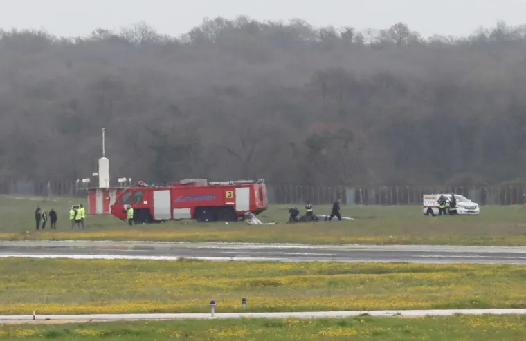 Prizori užasa u Puli: Stižu prve snimke s mjesta avionske nesreće, poginule su dvije osobe