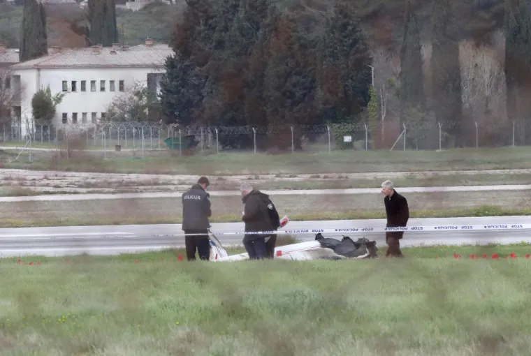 Prizori užasa u Puli: Stižu prve snimke s mjesta avionske nesreće, poginule su dvije osobe