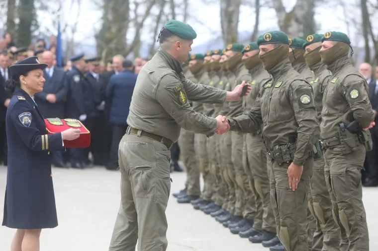 Ovi opaki momci danas su položili zakletvu, ni Milanoviću nije bilo svejedno kad im je stiskao ruke