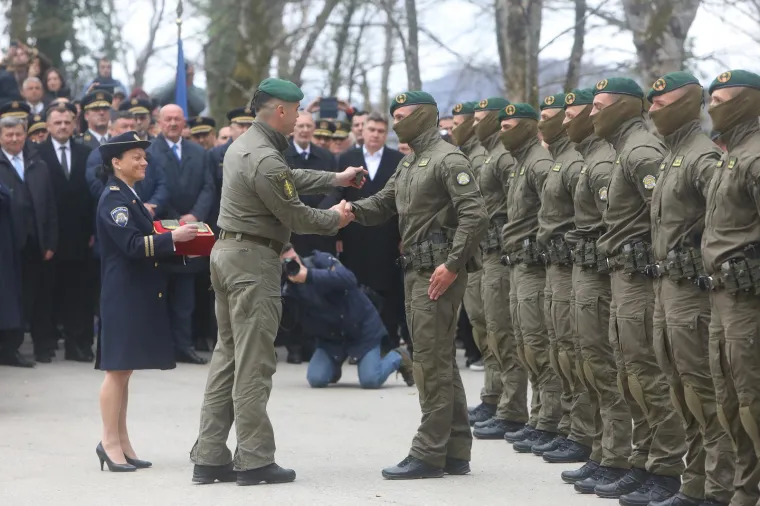 Ovi opaki momci danas su položili zakletvu, ni Milanoviću nije bilo svejedno kad im je stiskao ruke