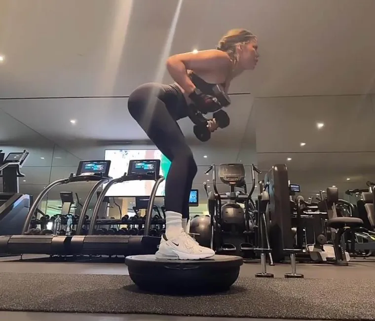 Khloe Kardashian objavila kako teše guzu u teretani, ali ipak prevladavaju zajedljive opaske: 'Nedostaje li ti staro lice?'