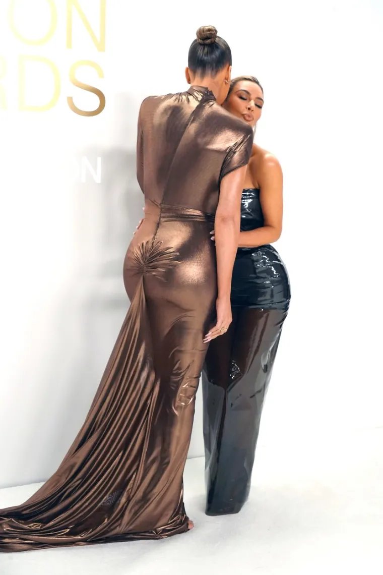 Khloe Kardashian, Kim Kardashian