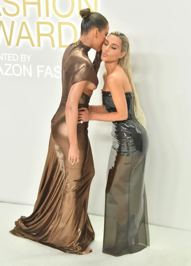 Khloe Kardashian, Kim Kardashian