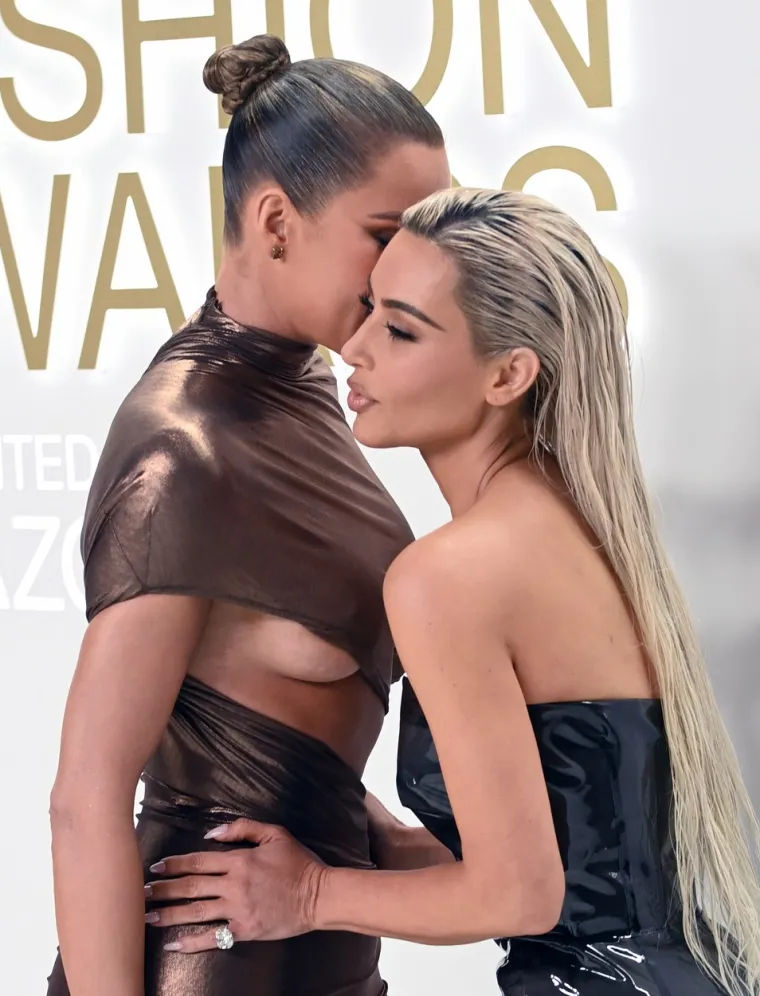 Khloe Kardashian, Kim Kardashian