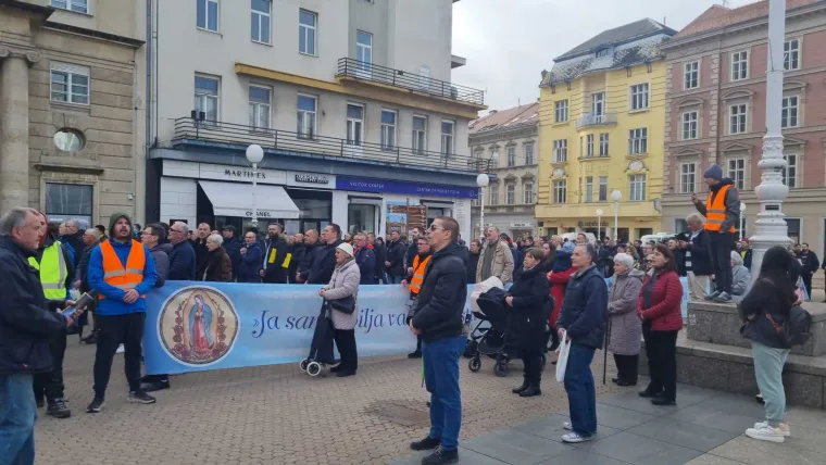 Molitelji opet na trgovima, ali ovaj muškarac se u Zagrebu pobrinuo da ostane zamijećen