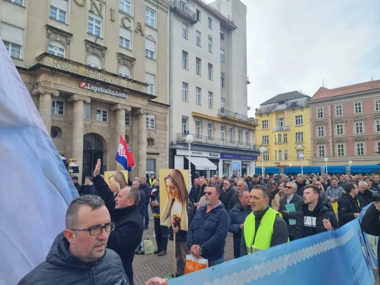 Molitelji opet na trgovima, ali ovaj muškarac se u Zagrebu pobrinuo da ostane zamijećen