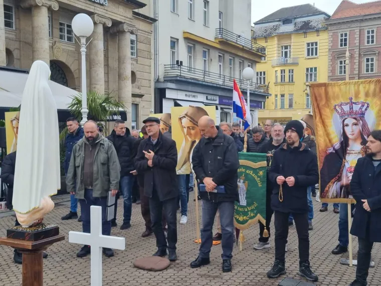 Molitelji opet na trgovima, ali ovaj muškarac se u Zagrebu pobrinuo da ostane zamijećen