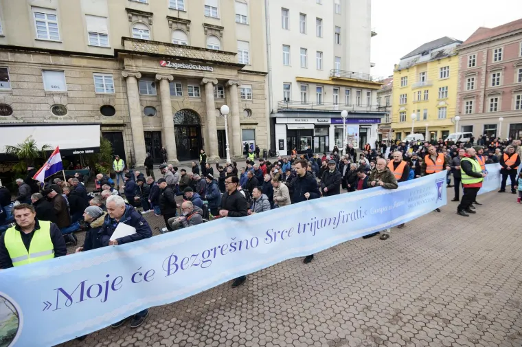 Molitelji opet na trgovima, ali ovaj muškarac se u Zagrebu pobrinuo da ostane zamijećen