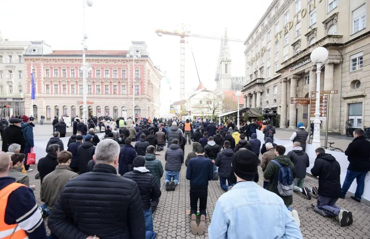 Molitelji opet na trgovima, ali ovaj muškarac se u Zagrebu pobrinuo da ostane zamijećen