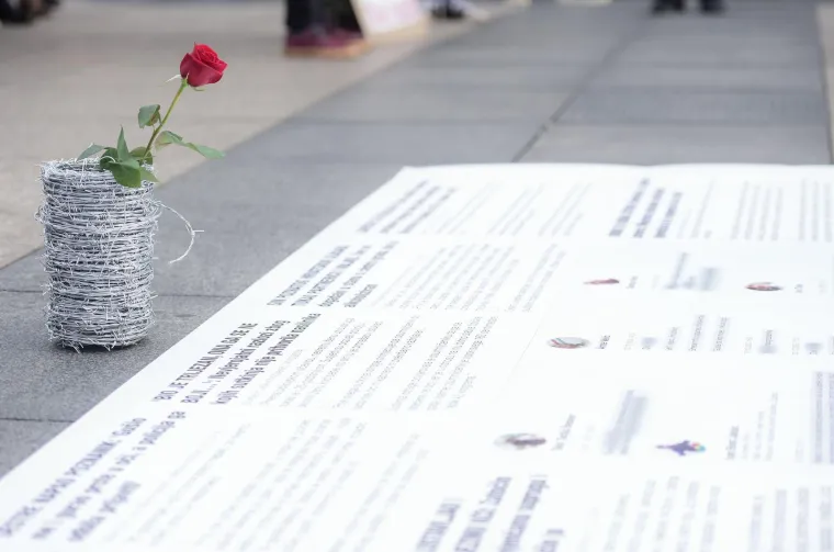 Prosvjednici na Trgu bukom poku&scaron;ali ometati molitelje krunice