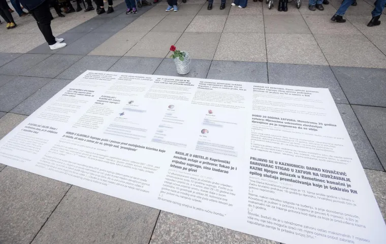 Prosvjednici na Trgu bukom poku&scaron;ali ometati molitelje krunice