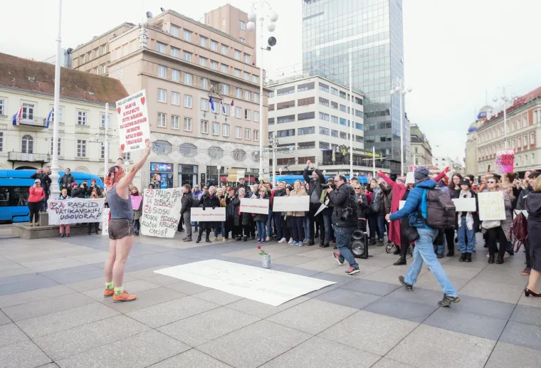 Prosvjednici na Trgu bukom poku&scaron;ali ometati molitelje krunice