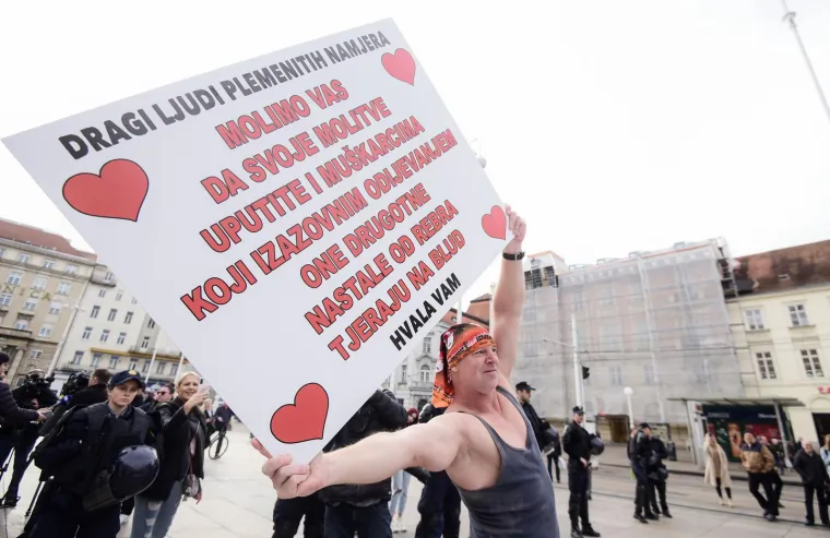 Prosvjednici na Trgu bukom poku&scaron;ali ometati molitelje krunice