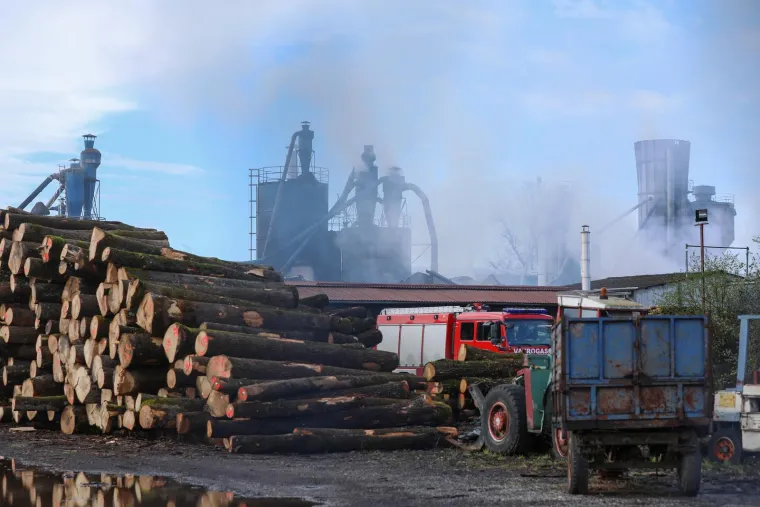 Pogledajte fotografije katastrofe: U požaru je izgorio pogon tvornice parketa Galeković