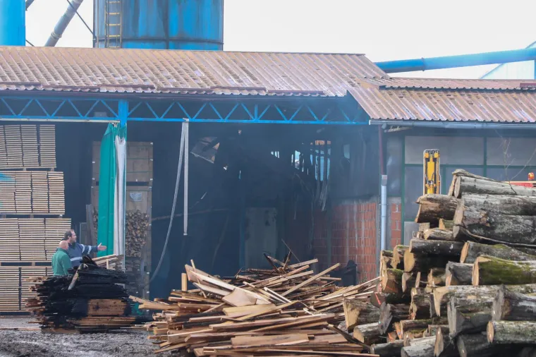 Pogledajte fotografije katastrofe: U požaru je izgorio pogon tvornice parketa Galeković