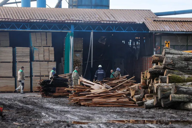 Pogledajte fotografije katastrofe: U požaru je izgorio pogon tvornice parketa Galeković