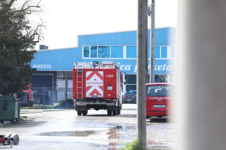 Pogledajte fotografije katastrofe: U požaru je izgorio pogon tvornice parketa Galeković