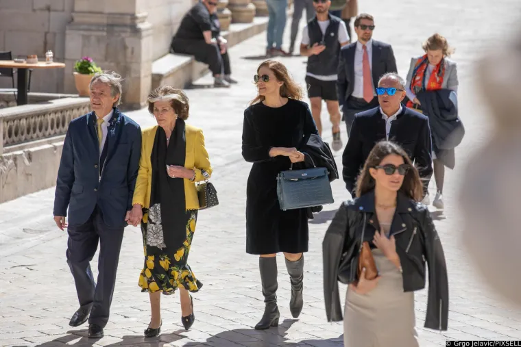 Slavica Ecclestone prošetala Dubrovnikom u elegantnom izdanju: Uživala ju u društvu misterioznog muškarca
