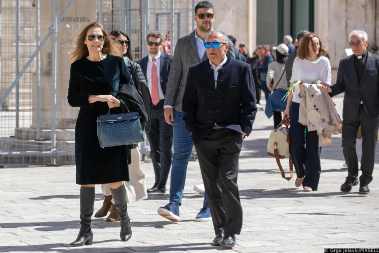 Slavica Ecclestone prošetala Dubrovnikom u elegantnom izdanju: Uživala ju u društvu misterioznog muškarca